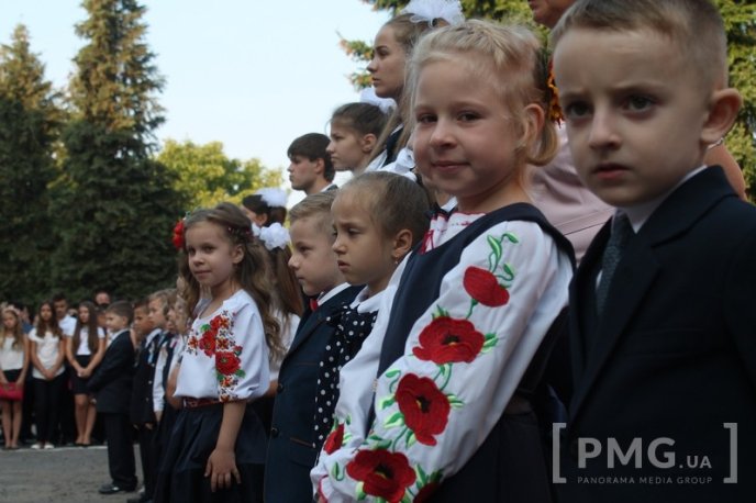 НВК "Гармонія" урочисто відзначила свято Першого вересня лінійкою у вишиванках – 37