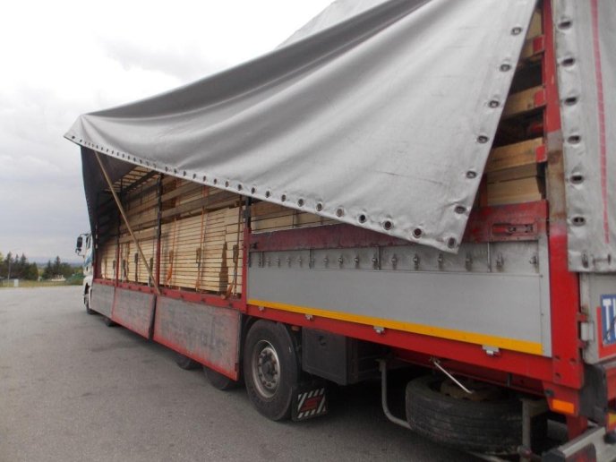 Від прикордонно-митного контролю намагались приховати незаявлену кількість пиломатеріалів – 04