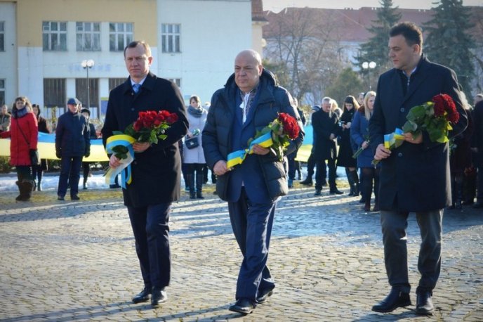 В Ужгороді береги Ужа з’єднали стометровим прапором – 03