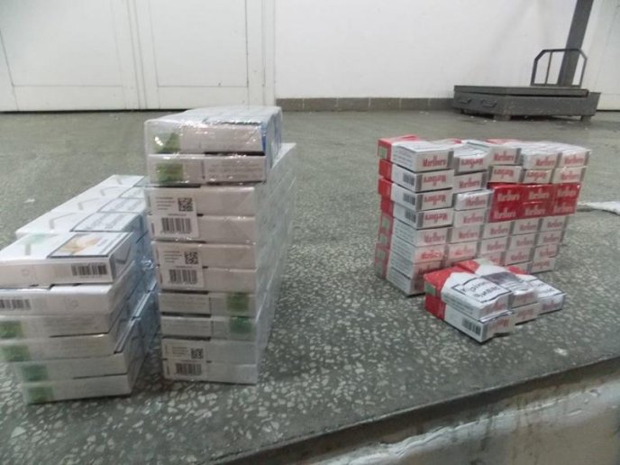 Чопські прикордонники вилучили у контрабандиста мікроавтобус "Mercedes" через незаконне ввезення 127 пачок сигарет – 02