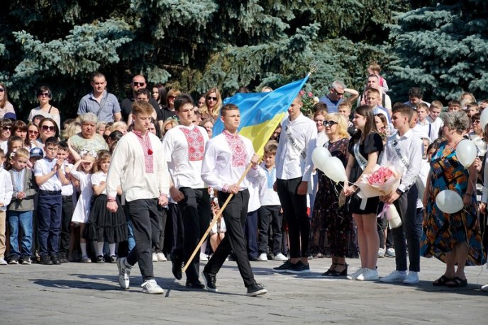 У більшості шкіл Ужгорода пролунав останній дзвоник – 04