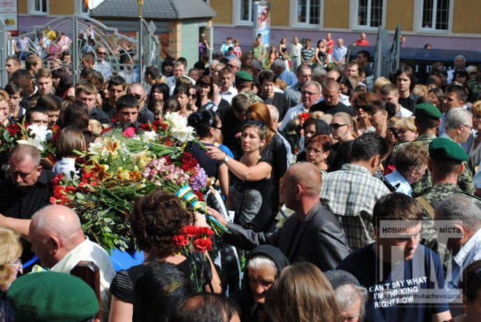 Сльози, квіти та слова подяки – у Мукачеві прощаються із загиблим Вільгельмом Штольцельом (ФОТО) – 08