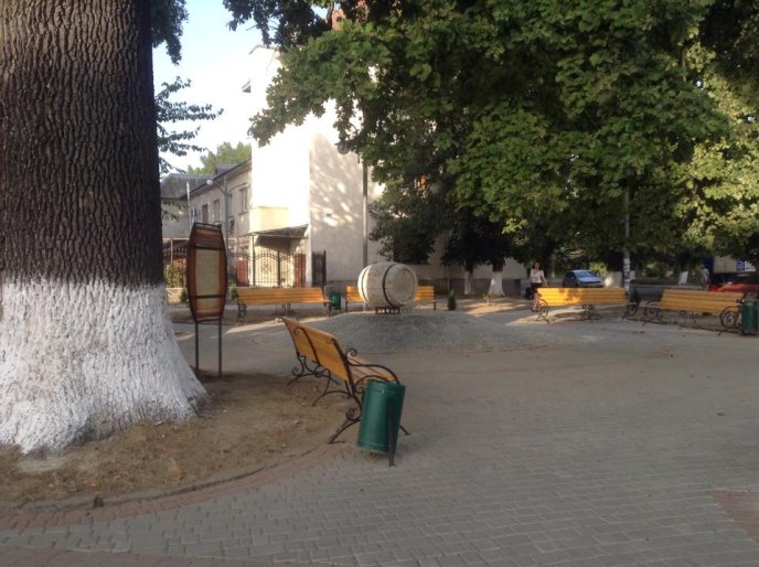 У Сваляві встановили скульптуру-бочку для мінеральної води – 02 У Сваляві встановили скульптуру-бочку для мінеральної води – 02