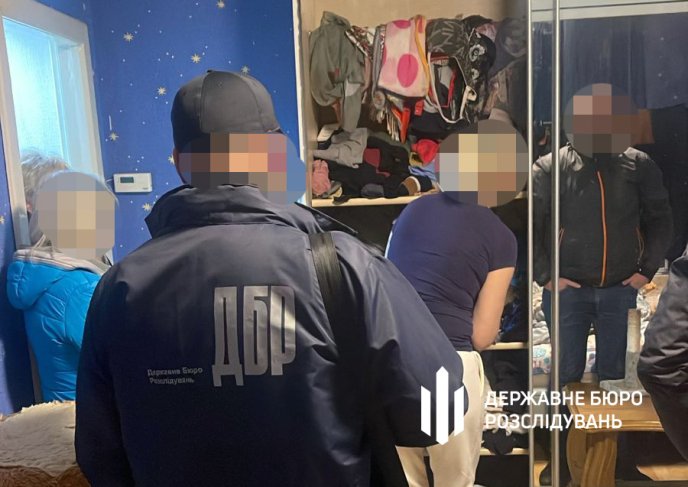 Два інспектори Закарпатської митниці за 8 тисяч доларів планували переправити чоловіка за кордон – 03