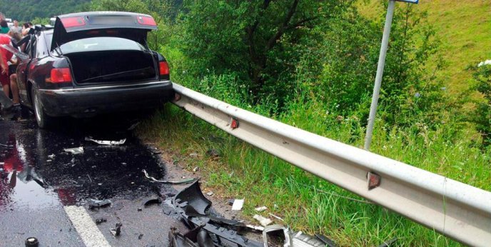 Смертельна ДТП на Свалявщині: на трасі "Київ-Чоп" іномарка "Audi" в’їхала у вантажівку – 03
