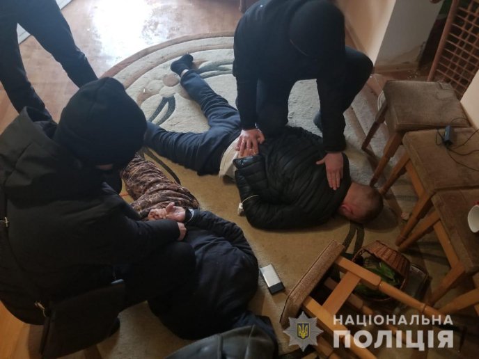 Поліцейські Тячівщини спіймали “на гарячому” наркоторговця: ВІДЕО – 05