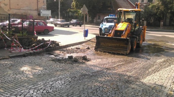 В Ужгороді проблеми з водопостачанням: прорвало водогін – 01