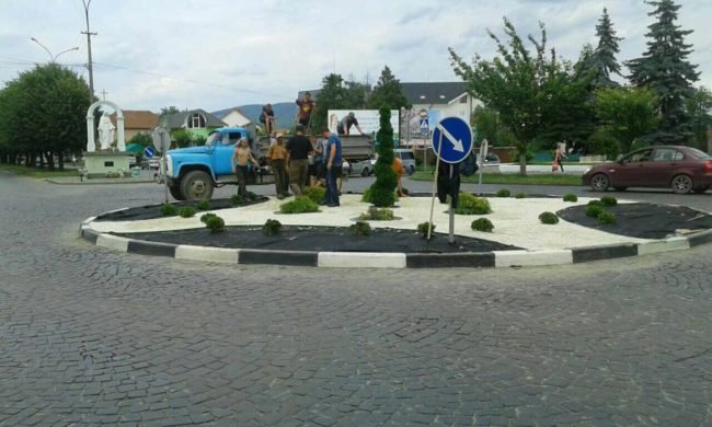 У Мукачеві облагородили кільцеву розв’язку – 03