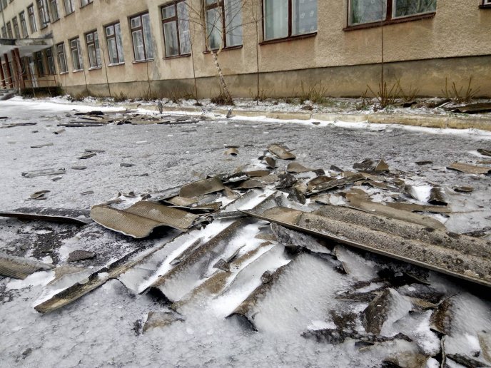 Наслідки негоди у Виноградові: повалені дерева, пошкоджені автомобілі та дах школи – 16