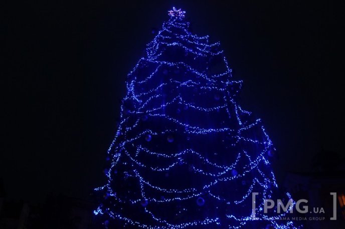 У Мукачеві засяяла головна новорічна ялинка міста – 16