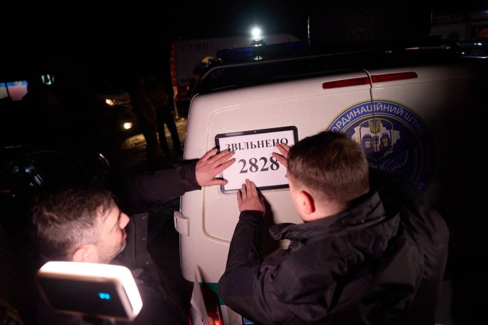 Українські захисники нарешті повернулися додому: відбувся 49-й обмін полоненими – 03