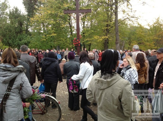 Мукачівці масово йдуть на могили рідних і близьких (ФОТО) – 01