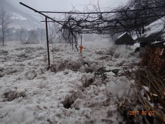 Нищівна негода: величезні брили льоду ламають на своєму шляху огорожі та містки – 06