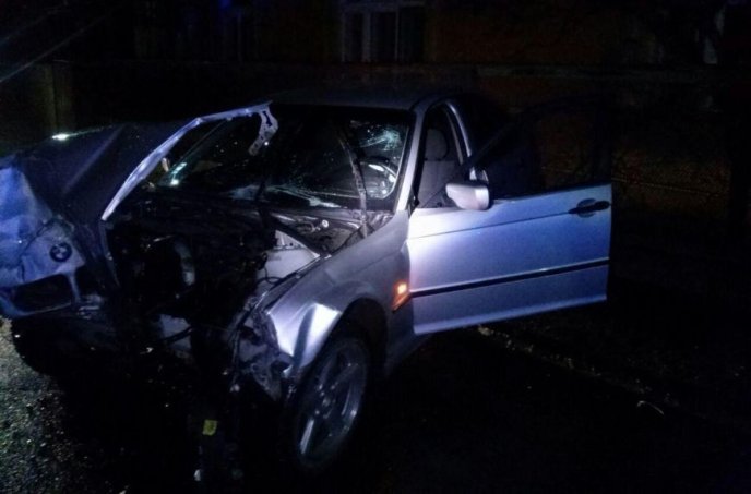 П’яний водій на "БМВ" в’їхав у бетонну огорожу – 01