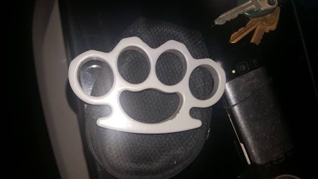 У Мукачеві в мікрорайоні Росвигово розгулуював чоловік із холодною зброєю та наркотиками – 03