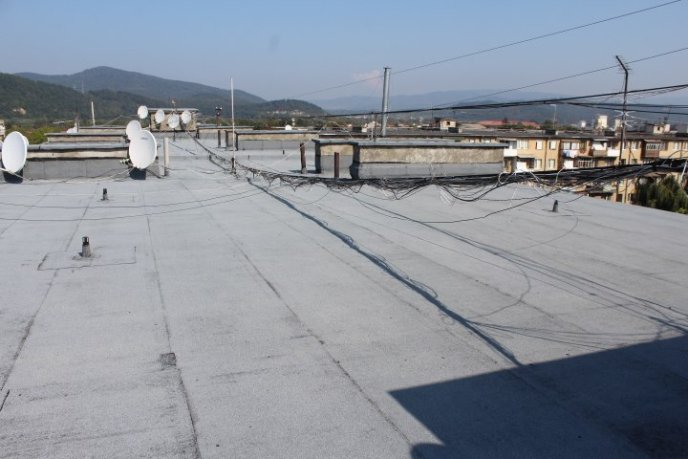 В Мукачеві на семи багатоповерхівках ремонтують дах – 06