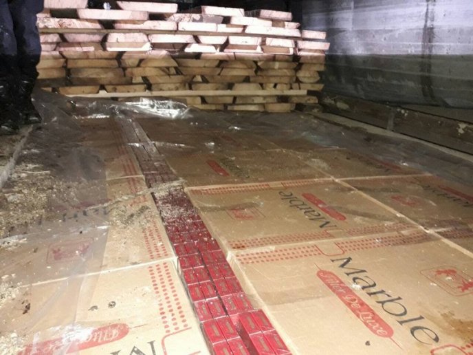 У вантажівці знайшли контрабанду на 1,5 мільйони – 06