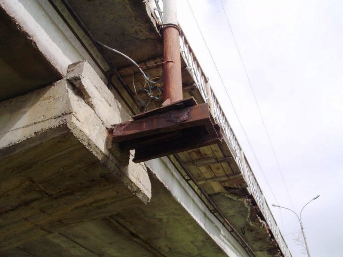 В Мукачеві міст, по якому щоденно ходять люди, перебуває в жалюгідному стані (ФОТО) – 05