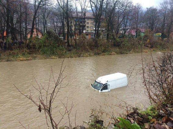20-річний юнак, який у Рахові потрапив у моторошну ДТП, перебуває у реанімації – 01