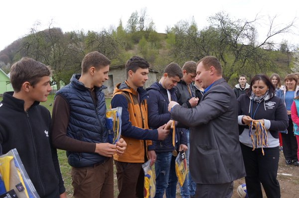 Юним волейболістам з Великої Угольки подарували спортивну форму – 03