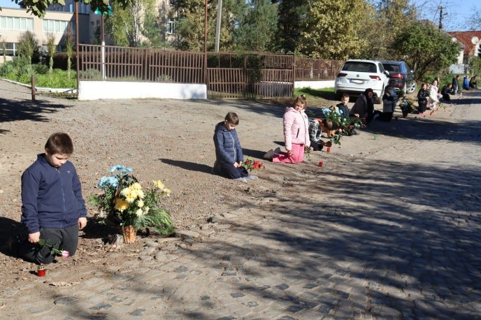 В останню путь провели закарпатця, який повернувся з Канади, щоб захищати рідну землю – 02