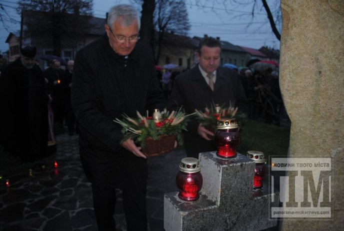 Мукачівці помолились за невинних жертв Голодомору 1932-33-х років (ФОТОРЕПОРТАЖ) – 12 Мукачівці помолились за невинних жертв Голодомору 1932-33-х років (ФОТОРЕПОРТАЖ) – 12