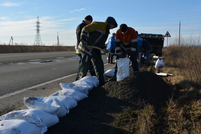 На трасі Київ-Чоп облаштували тимчасову дамбу – 03