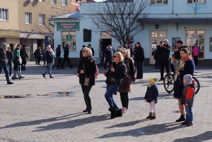 Оркестр поліції Закарпаття привітав жінок із Святом Весни – 06
