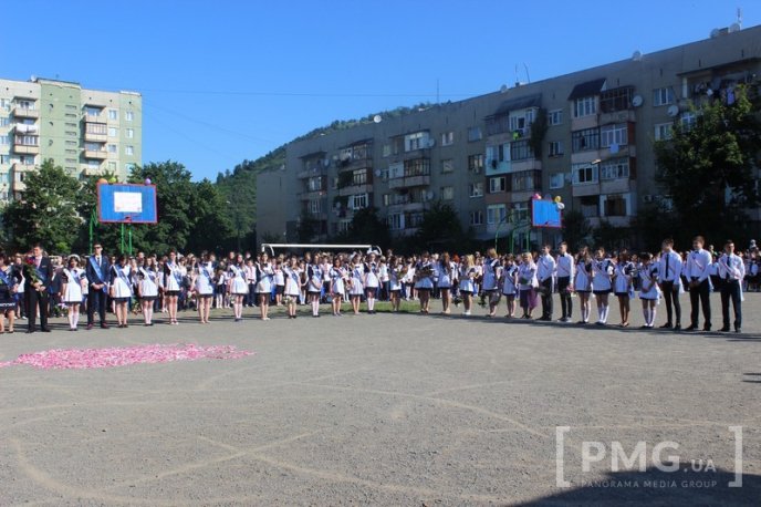 У Мукачівській ЗОШ №11 урочисто відзначили свято останнього дзвоника – 19 У Мукачівській ЗОШ №11 урочисто відзначили свято останнього дзвоника – 19