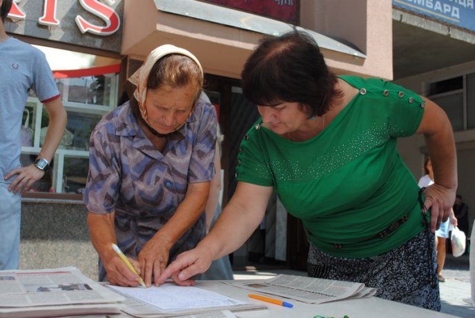 На другу річницю ув’язнення Тимошенко мукачівські опозиціонери збирали підписи до Європейського суду (ФОТО) – 05