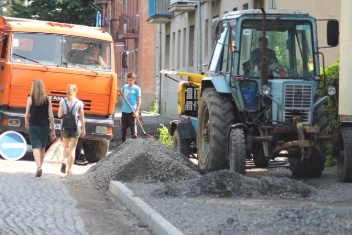 На вулиці Парканія у Мукачеві ремонтують тротуар – 03