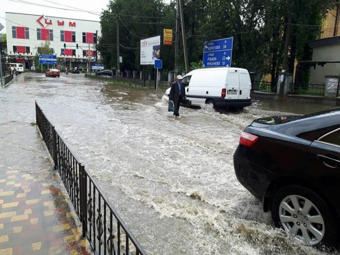 Закарпатське місто після дощу перетворилося на Венецію – 04