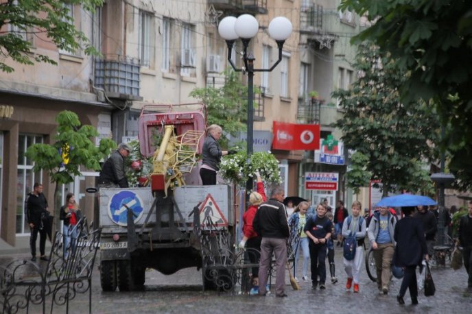 У центрі Мукачева комунальники встановлюють кашпо – 05