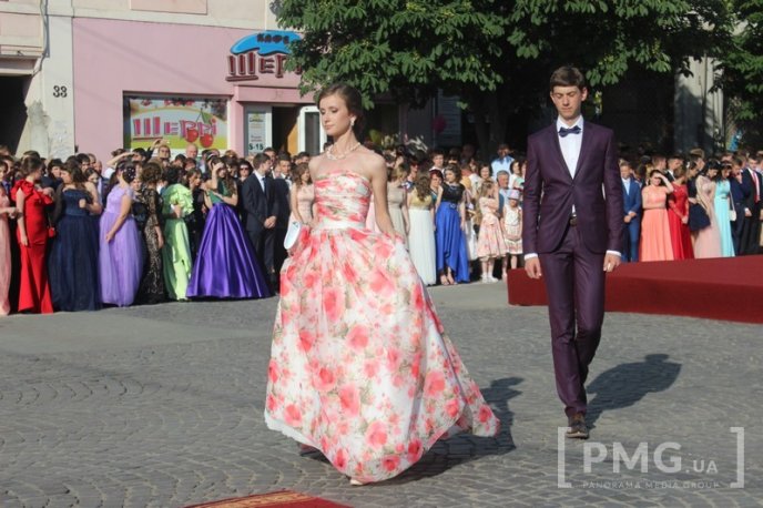 На центральній площі Мукачева проходить "Свято випускників – 2016"  – 20