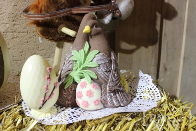 У Мукачеві відкрили виставку велетенських шоколадних писанок – 09