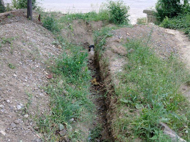 Будівельники розрили зелену зону по вулиці Осипенка та забули за неї (ФОТО) – 05