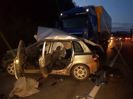 У реанімації померла третя особа: подробиці від поліції та нові фото шокуючої ДТП на Свалявщині – 01