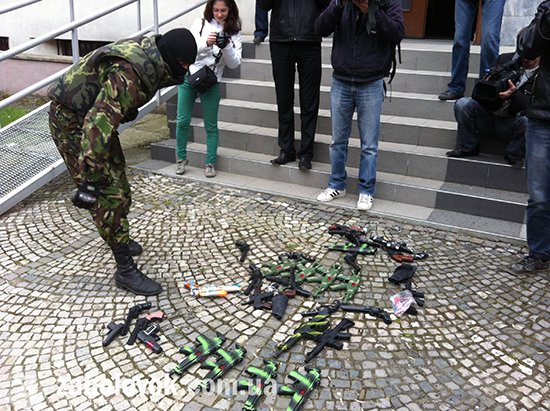 “Правий сектор” Закарпаття насміявся над міліцією, здавши замість справжньої іграшкову зброю (ФОТО) – 04