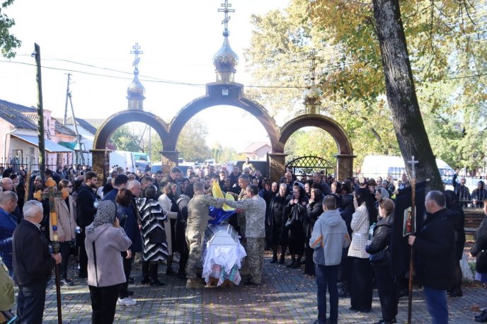 В останню путь провели закарпатця, який повернувся з Канади, щоб захищати рідну землю – 05