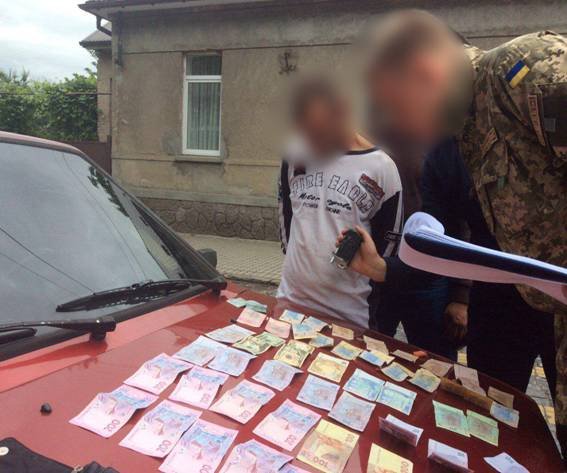 Спецоперація у Мукачеві: за торгівлю наркотиками правоохоронці затримали прикордонника – 07