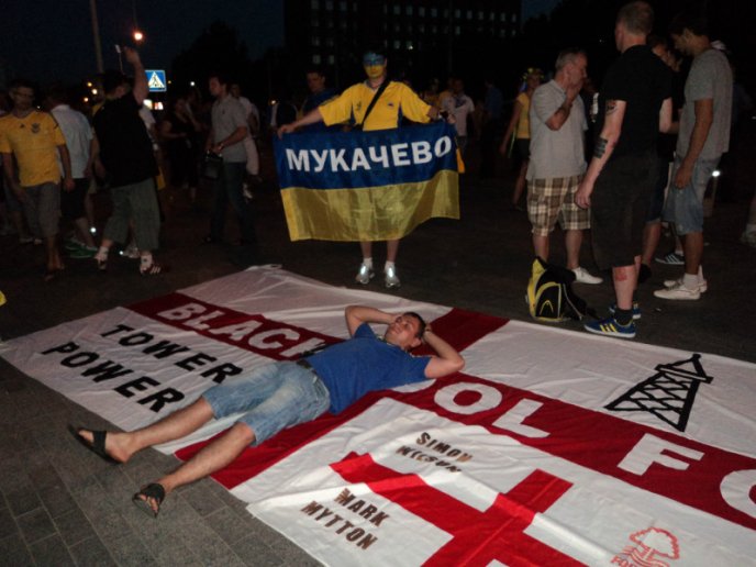 Мукачівські вболівальники підтримували футбольну збірну України в Донецьку (ФОТОРЕПОРТАЖ) – 09