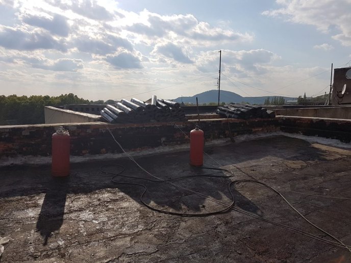 На вулиці Верді у Мукачеві оновлюють дах багатоповерхівки – 06