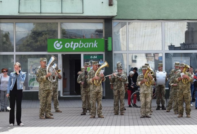 На Закарпатті, стоячи на колінах, проводжали в останню путь Героя – 04