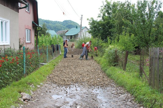 На Тячівщині люди самотужки відремонтували дві комунальні вулиці – 12