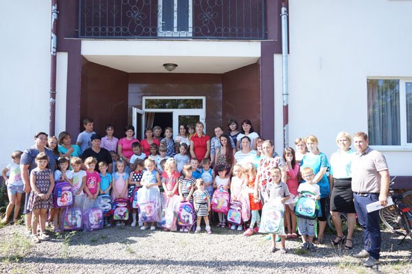 В рамках благодійної акції до Дня знань нові ранці отримали близько 3800 першокласників Тячівщини та Рахівщини – 13 В рамках благодійної акції до Дня знань нові ранці отримали близько 3800 першокласників Тячівщини та Рахівщини – 13