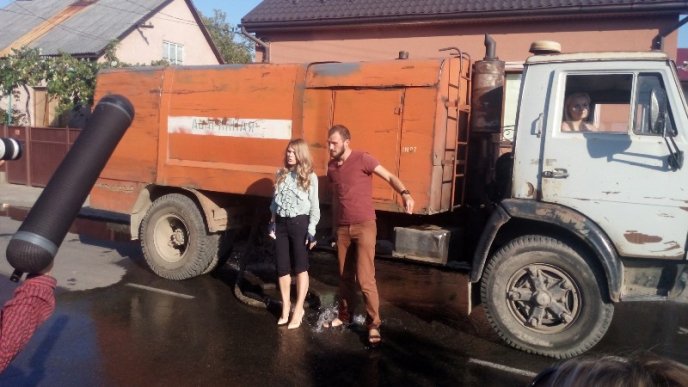 Ольга Фреймут завітала до Хуста та пройшлася на каблуках по місцевих калюжах – 01