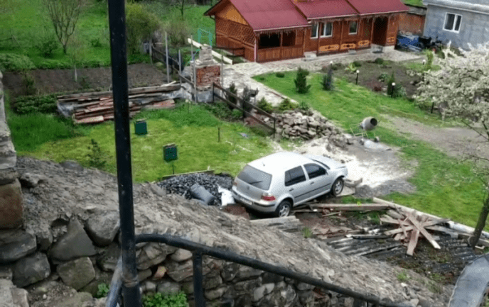 Закарпатський поліцейський потрапив у жахливу ДТП і збив школярку – 02