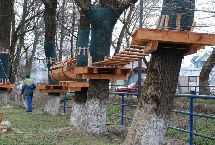 Наприкінці весни в Іршаві відкриють перший у Закарпатті мотузковий парк – 01