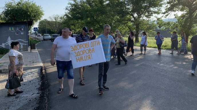 На Закарпатті обурені вчителі перекрили дорогу – 02