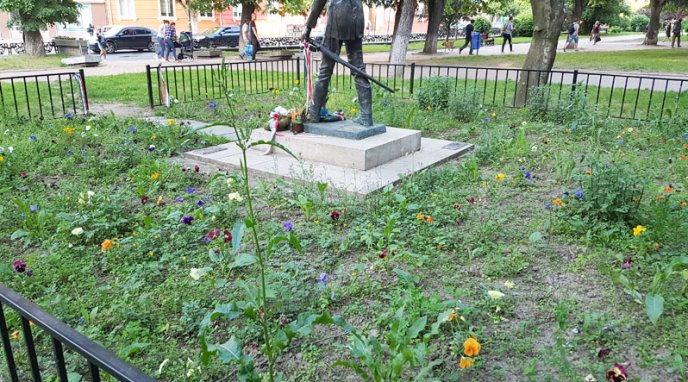 Пам’ятник, що є окрасою Ужгорода, заріс бур’яном – 01